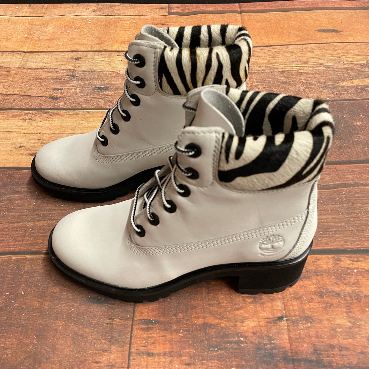 【TIMBERLAND】 Kinsley 厚底ブーツ★国内発関税込 Timberland Women's Kinsley 6 In White Nubuck Zebra Print