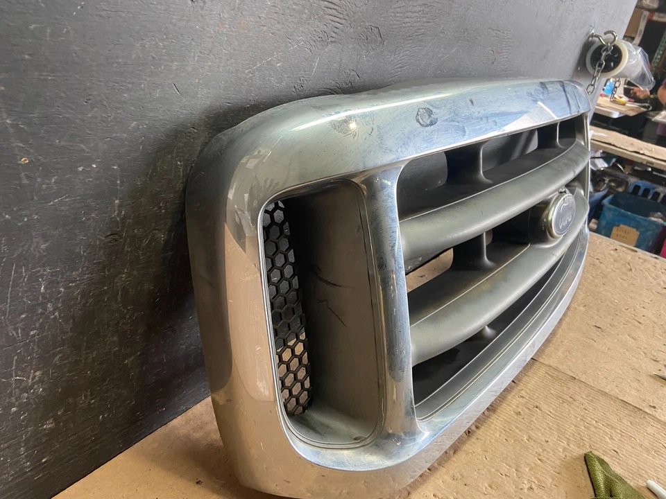 Ford F250 2001 a 2004 F350 F450 F550 Super Duty Excursion parrilla gris N5752 DG Foto 3 de 4