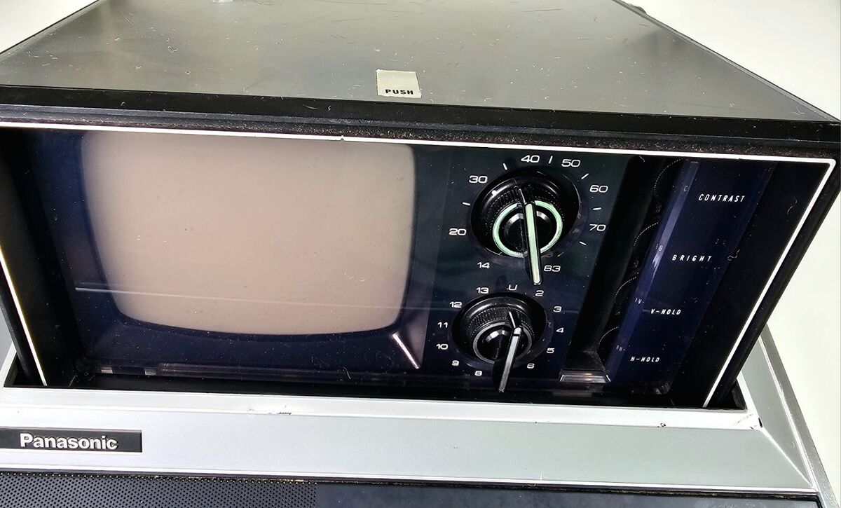 Vintage Panasonic TR-475 Pop up Screen B&W TV With AM/FM Vintage Panasonic TR-475 Pop up Screen B&W TV With AM/FM