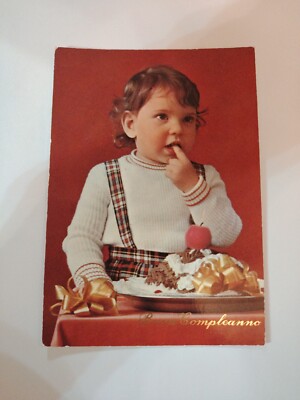 Mädchen, das Kuchen isst Postkarte Santino heilige Karte F25