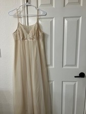 Beautiful Shadowline vintage lace matching gown and robe