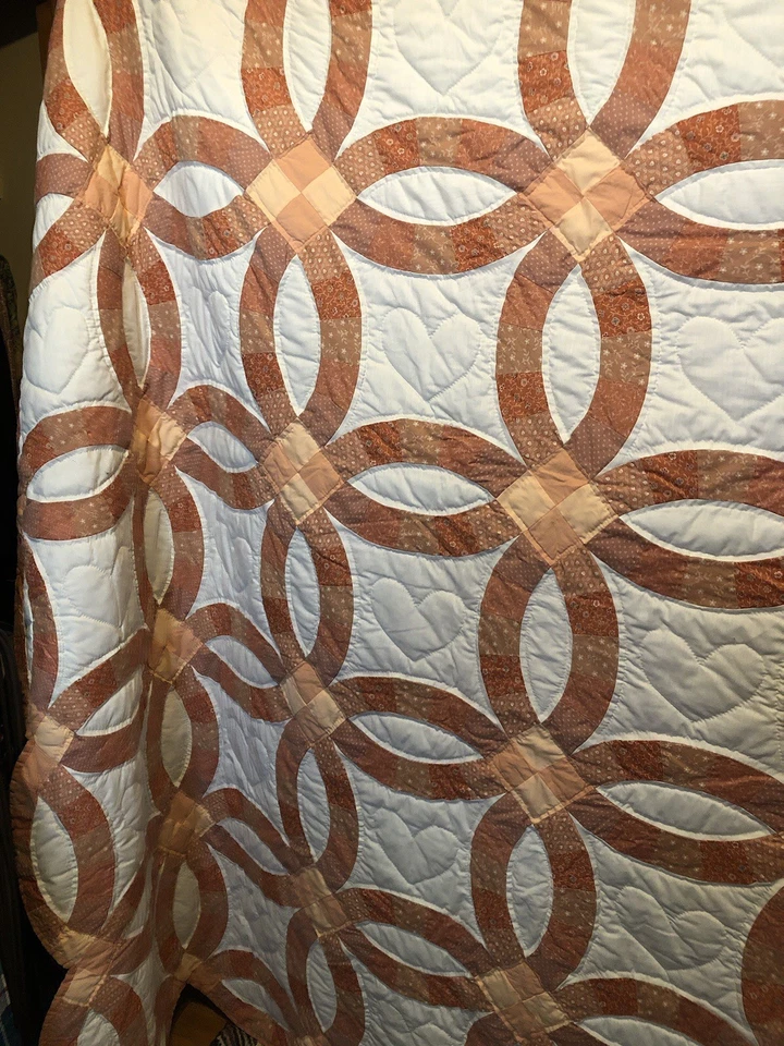 Edredón de anillo de boda doble tamaño queen hecho a mano en rosa melocotón y blanco con corazones Foto 2 de 4