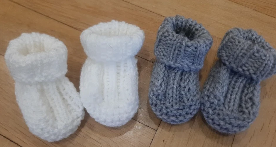 2er Set Babyschuhe Erstlingsschuhe gestrickt  weiß und grau 0-3 Monate - Bild 1 von 1