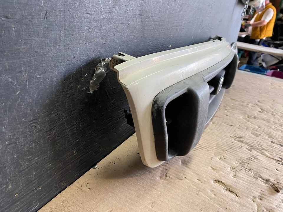 Parrilla delantera para Mazda MPV 1996 a 1997 L9476 Foto 3 de 4