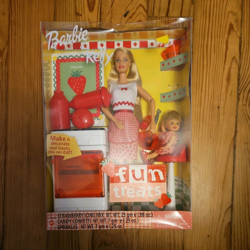 NEW 2001 Fun Treats Barbie & Kelly Doll Strawberry Kitchen by Mattel NFRB