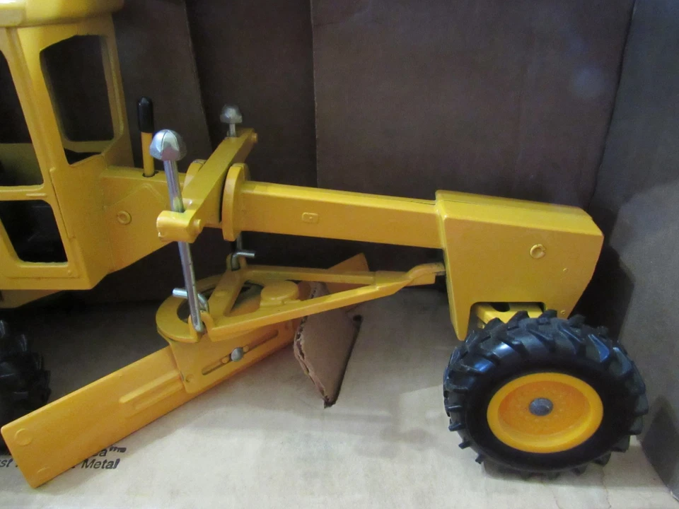 ERTL 1/16 #504 VINTAGE (PRE BAR CODE) YELLOW TOP JOHN DEERE MOTOR RADER - NIB - Image 4 of 4