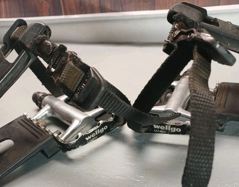 Wellgo LU-950 Performance Road Bicycle Pedals w/ Toe Clips & Straps - Image 4 of 4