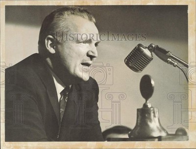 1968 Press Photo Charles Lowe speaks at conference - lrb22584