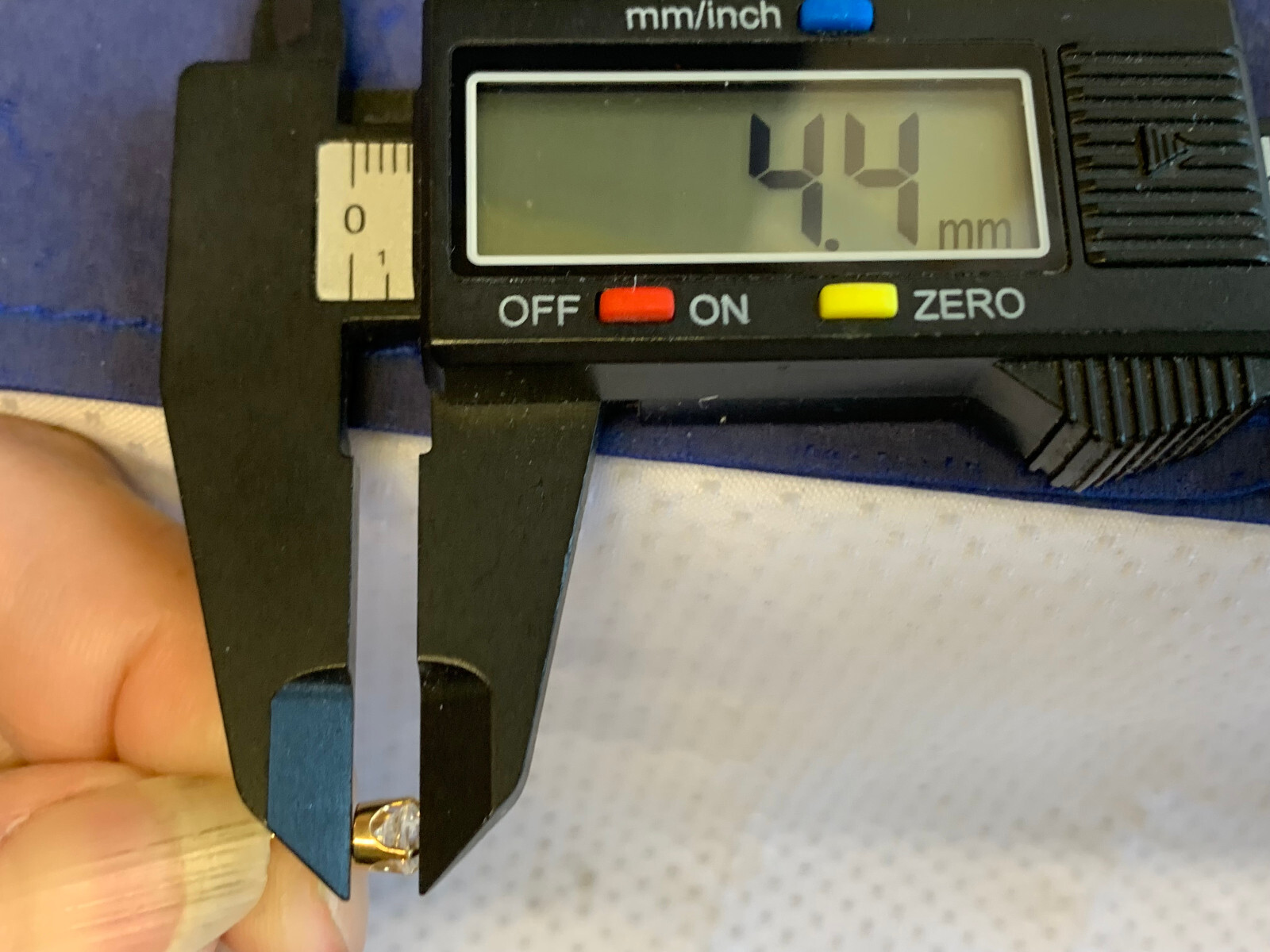 14K Yellow Gold Stud Earrings .90g Fine Jewelry Clear Stones Push Backs *READ*