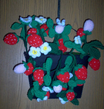 Fraise au crochet neuve dans poche murale vintage en étain