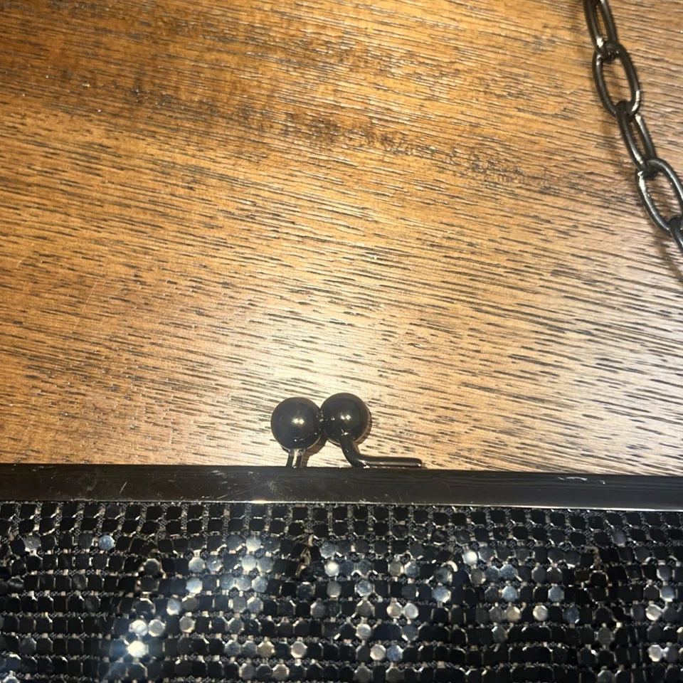 De colección Whiting and Davis Malla Negra con Cadena Monedero Bolso sin asas Bloqueo de beso 12”x4” Usado en Excelente Condición Foto 2 de 4