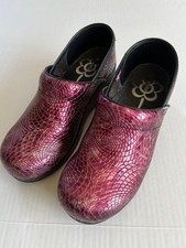 Sanita Clogs Sz 7 in USA Leather Metallic Danish Fuchsia Slip On Shoes