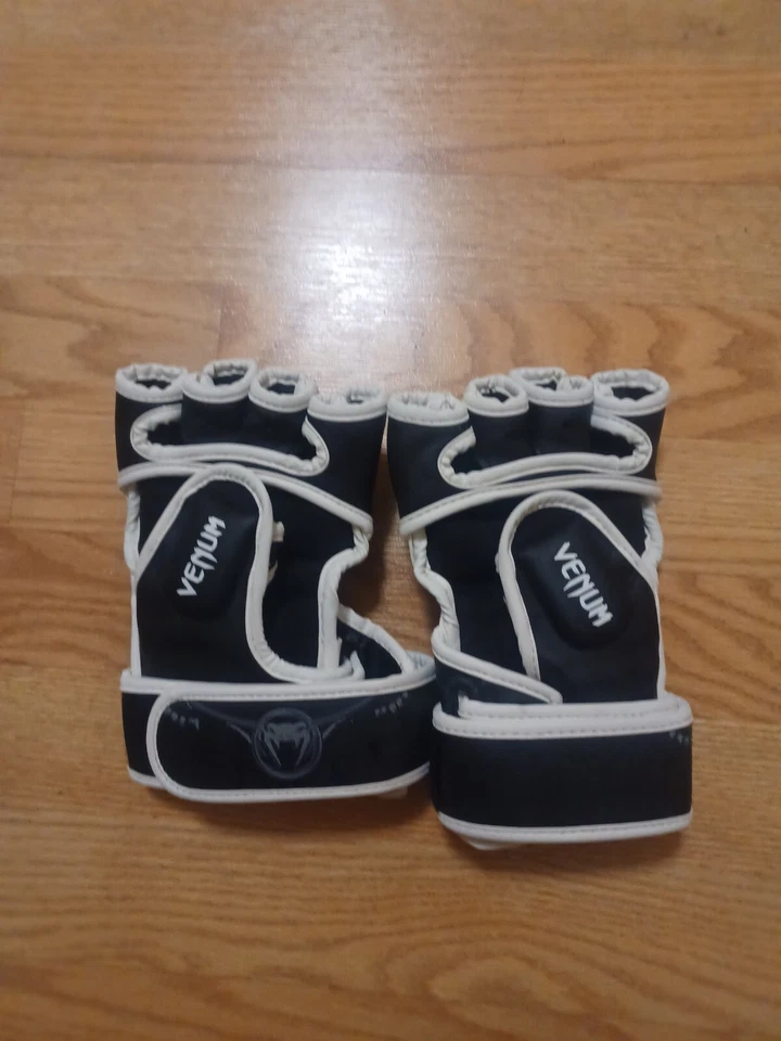Guantes de entrenamiento de MMA Venum Gladiator 3.0 - negros/blancos Foto 2 de 2