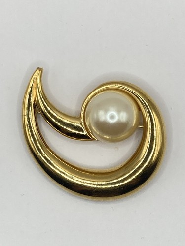 VINTAGE SIGNED RICHELIEU GOLD TONE FAUX PEARL ABSTRACT BROOCH PIN