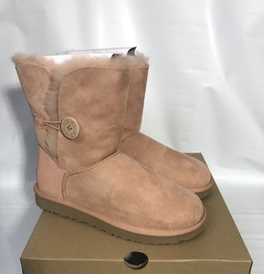 tan bailey button uggs