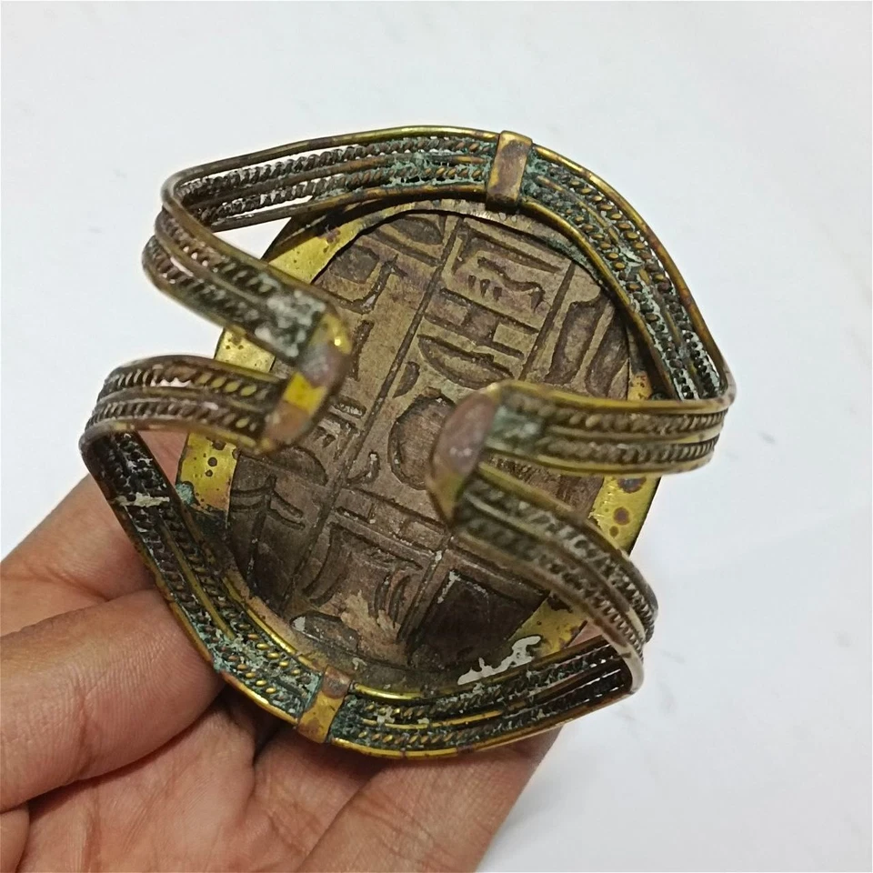 Brazalete escarabajo egipcio vintage - diseño de latón y piedra con detalles jeroglíficos Foto 3 de 4