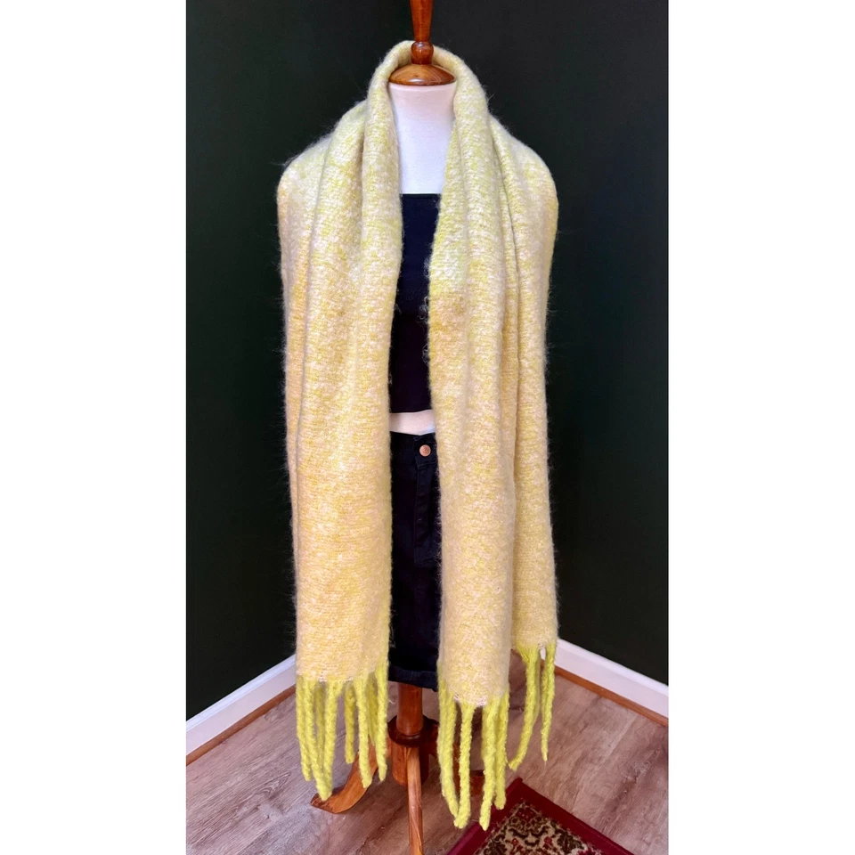 Acogedora bufanda con flecos con textura amarilla de gran tamaño Urban Outfitters Foto 2 de 4