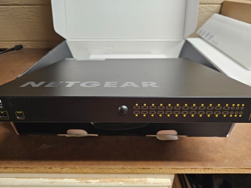 NETGEAR M4250-26G4F-PoE++ Managed Switch GSM4230UP-100NAS Open Box - Picture 4 of 8