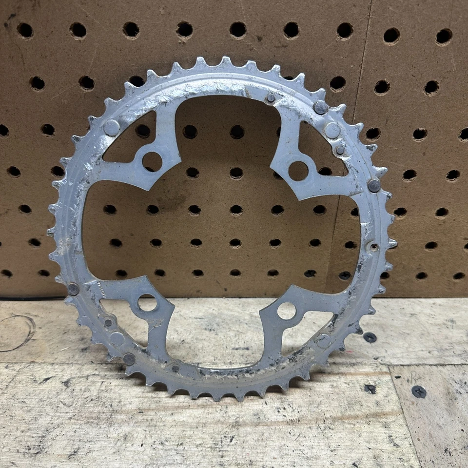 Передняя звездочка Shimano 44t 104 BCD винтажная серебристая 9s - Изображение 2 из 3