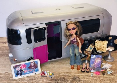 Bratz Flashback Fever Party Bus Spielset von 2004 & Funk Out Fianna Puppe 2004
