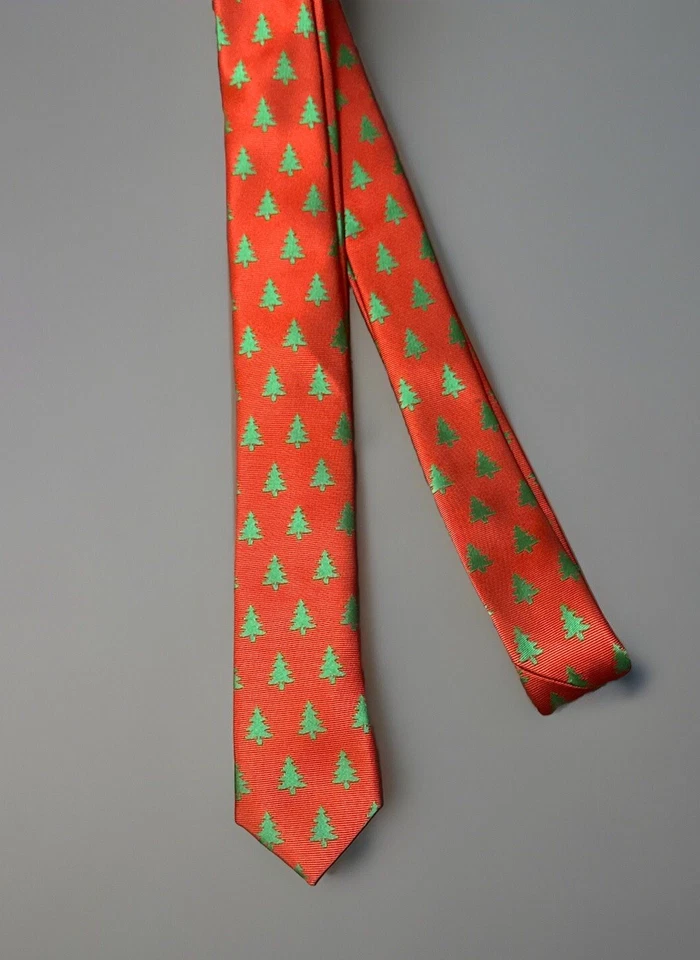 R Classics London Christmas Red And Green Tree Motif Skinny Microfiber Neck Tie - Imagem 4 de 4