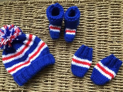 BRAND NEW HAND KNIT GLASGOW RANGERS FC UNISEX POM POM HAT MITTS AND BOOTIES SET