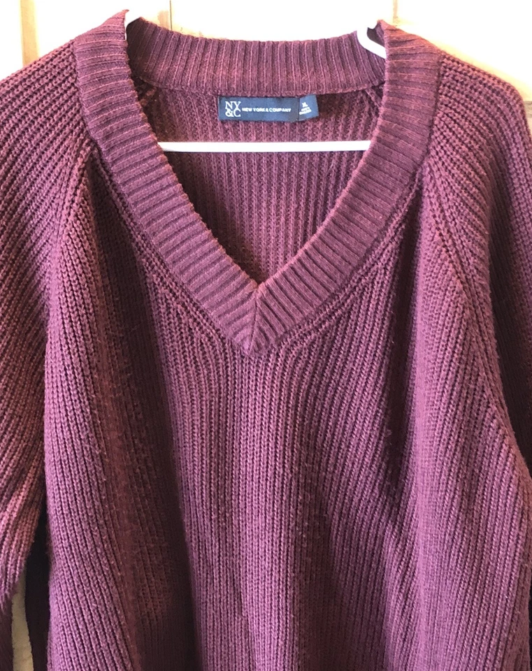 Suéter manga larga cuello en V New York & Company, granate, talla XL.  Usado en excelente estado! Foto 2 de 4