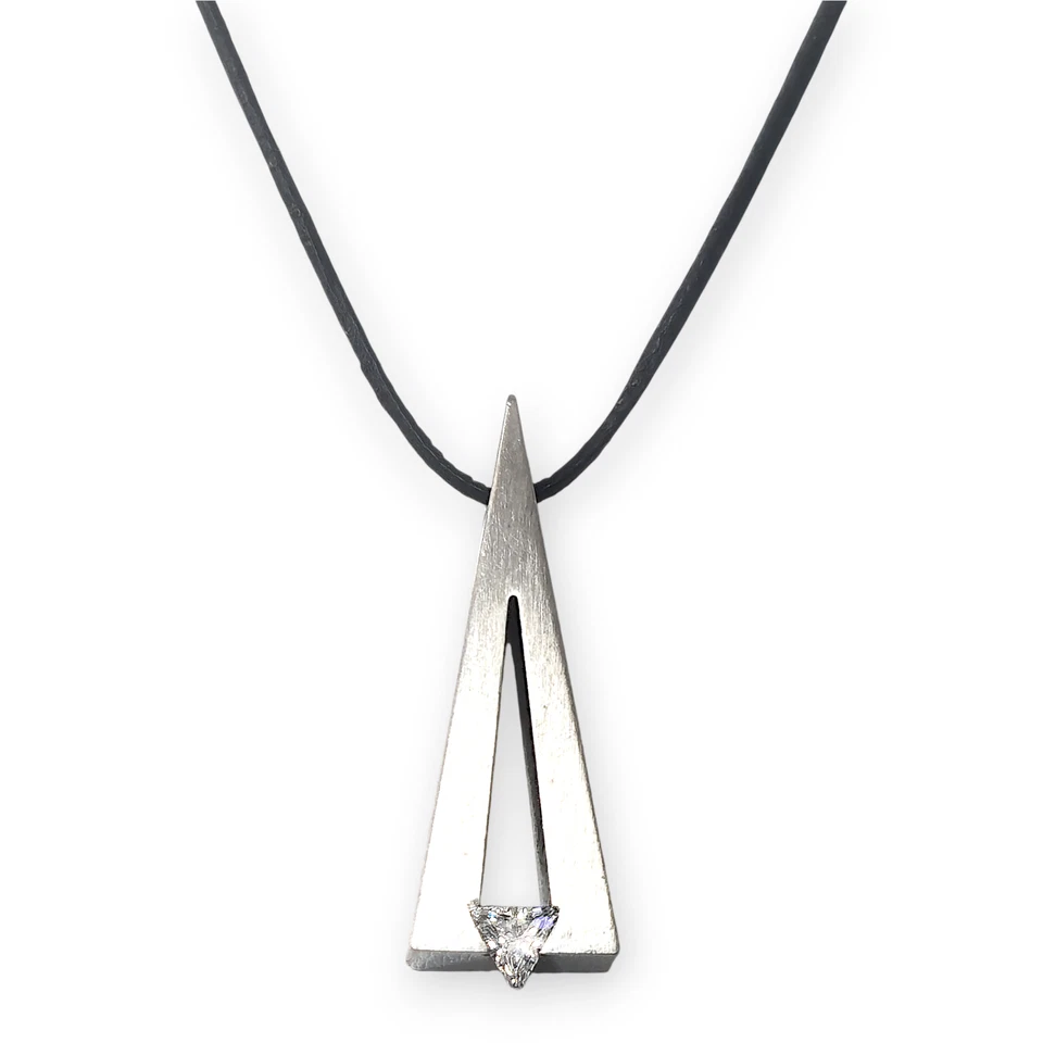 "Collar colgante de acero inoxidable triángulo hueco B.Tiff con cordón de 16"" (orig. $120) Foto 3 de 4