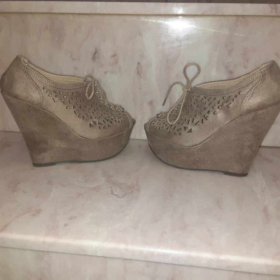 Shiekh 5,5 «На танкетке каблук 2» платформе с открытым носком шнурует вверх туфли женщин размер 8,5 желтовато-коричневый - Изображение 3 из 4