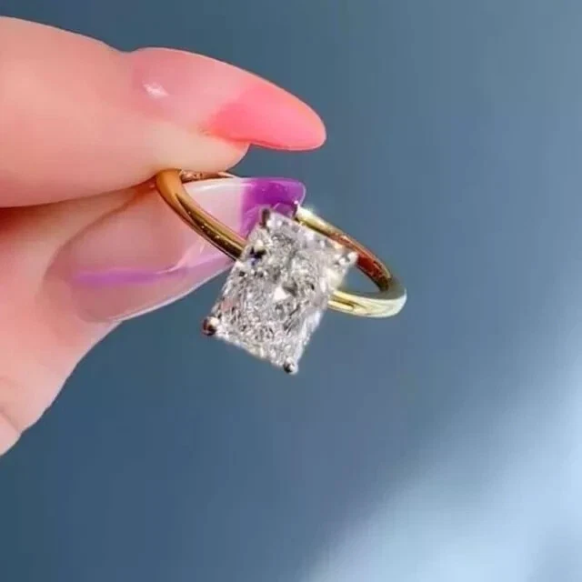 VETEMENTS Anello di Fidanzamento 9x7mm Taglio Radiante Moissanite Prong Placcato Oro Giallo 14k