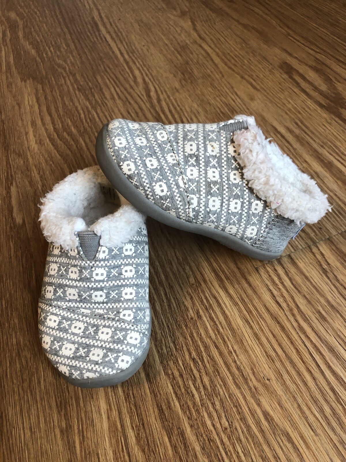 SAOLA Scarpe Toms Neonato Taglia 6 Grigio Bianco Teschi Ciabatte Suola Gomma