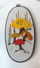 Broderie Crewel vintage MCM fleurs sauvages brillantes encadrées 15-1/2