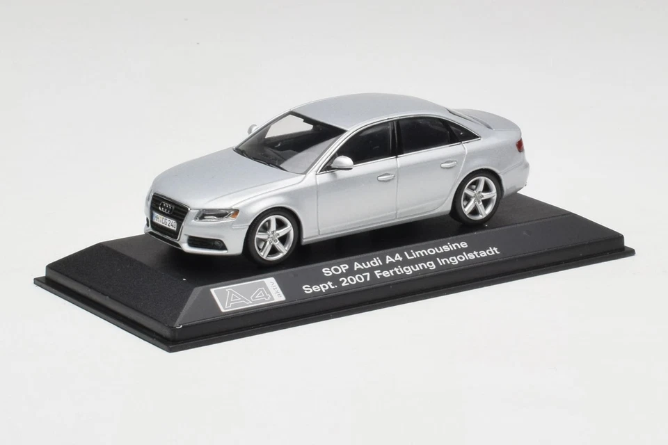 5010704113 Audi A4 B8 3.2 Quattro Ice Silver Minichamps 1/43 - Immagine 2 di 4