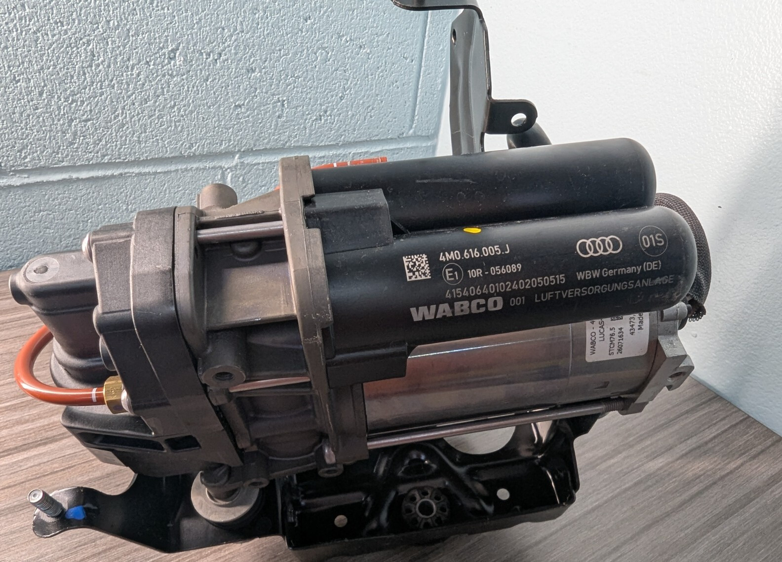 BENTLEY BENTAYGA AIR COMPRESSOR 4M0616005J VALVE UNIT