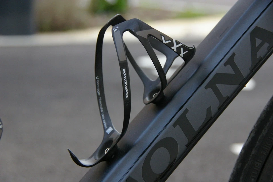 NUEVA JAULA PARA BOTELLAS DE CARBONO BONTRAGER RACE X LITE XXX PAR SUPERLIGERO + PERNOS Foto 4 de 4