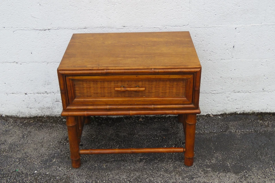 Mesitas de noche de bambú American of Martinsville Hollywood Regency terminan un par 6122 Foto 2 de 4