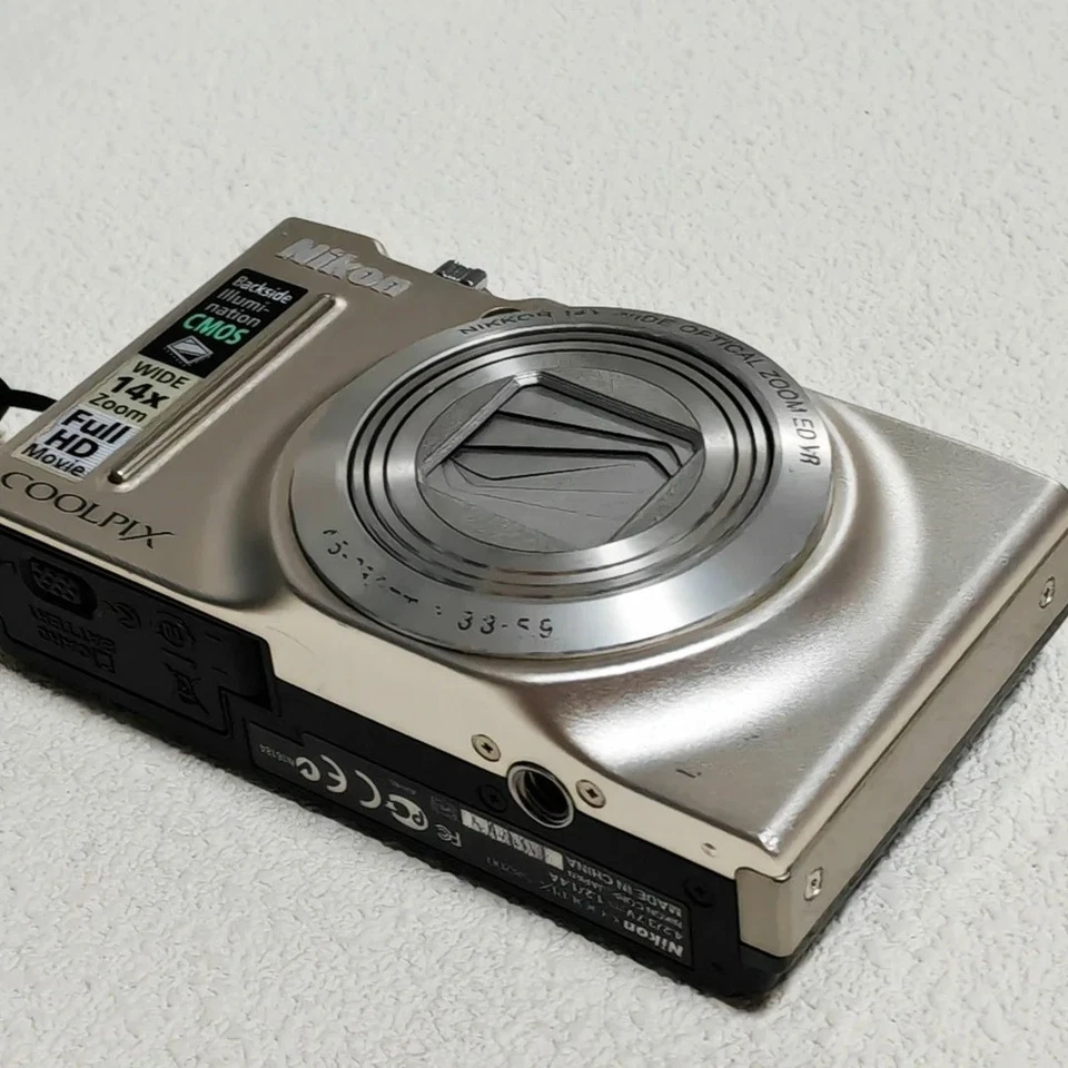 Nikon COOLPIX S8200 Digital Camera 16.1 MP 14x Optical Zoom with Accessories  - Image 4 of 4