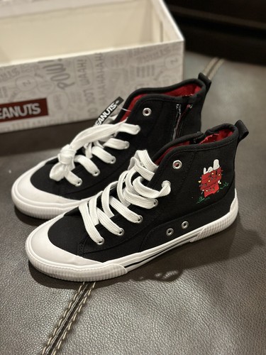 Peanuts Snoopy Sneakers Holiday CHRISTMAS DOGHOUSE SNEAKERS Kids Size 2