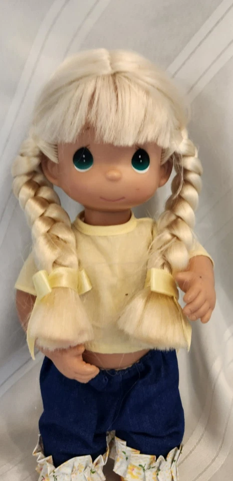 Muñeca Precious Moments 2000 trenzas rubias/ojos verdes peluche niña Foto 2 de 4