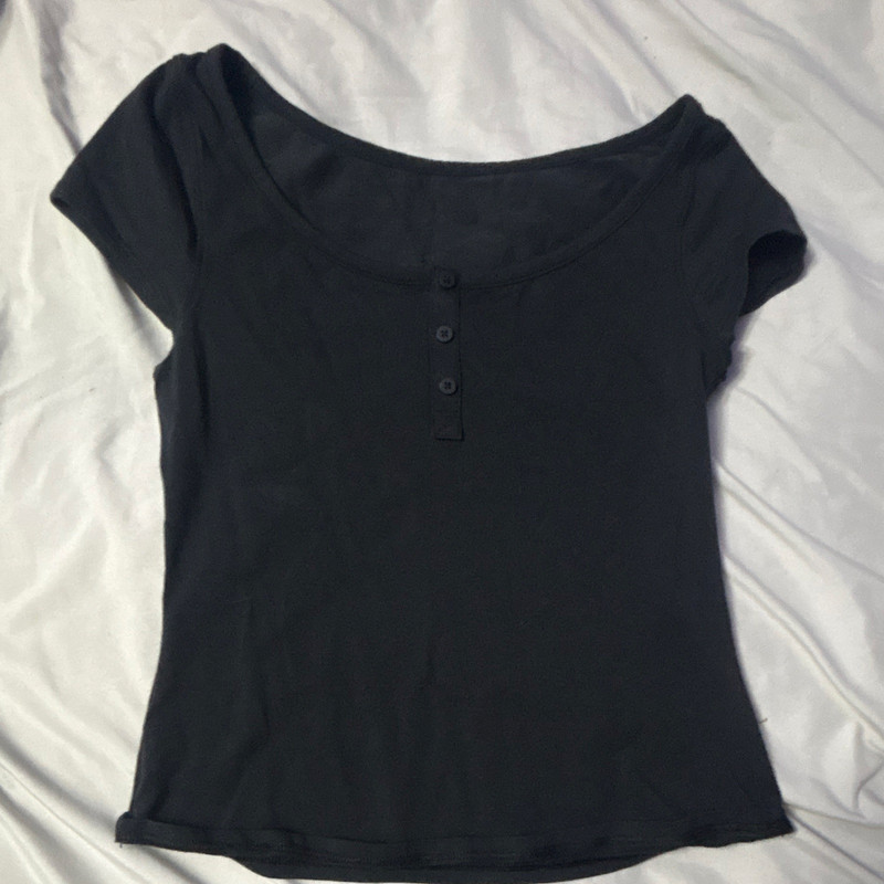 Lululemon Black Size 4 Scoop Neck Button Accent Short Sleeve T-Shirt