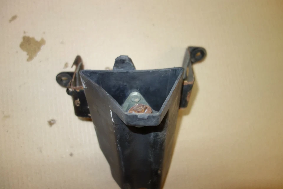 Suzuki GN 250 GN250 caja de herramientas panel carrocería marco Foto 3 de 4