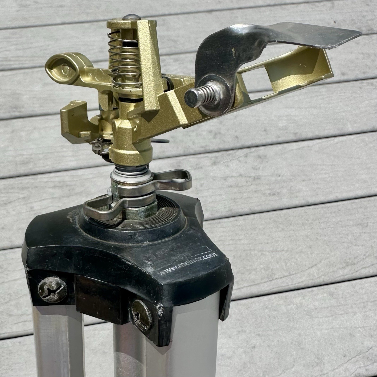 Melnor Pulsating Lawn Sprinkler Model 9610 Tripod Stand with Rotating Spray Head