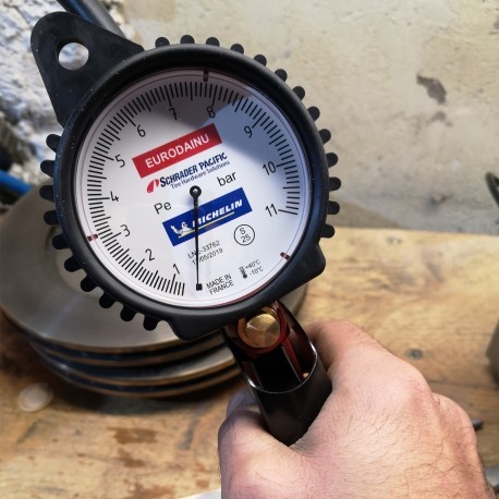 Pistolet de gonflage Michelin homologué avec manomètre 11 bars et tuyau