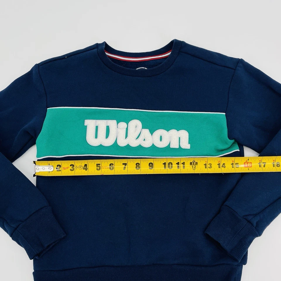 Wilson Crewneck свитер мальчика ясельного возраста темно-синий зеленый Colorblock с надписью теннис - Изображение 2 из 4