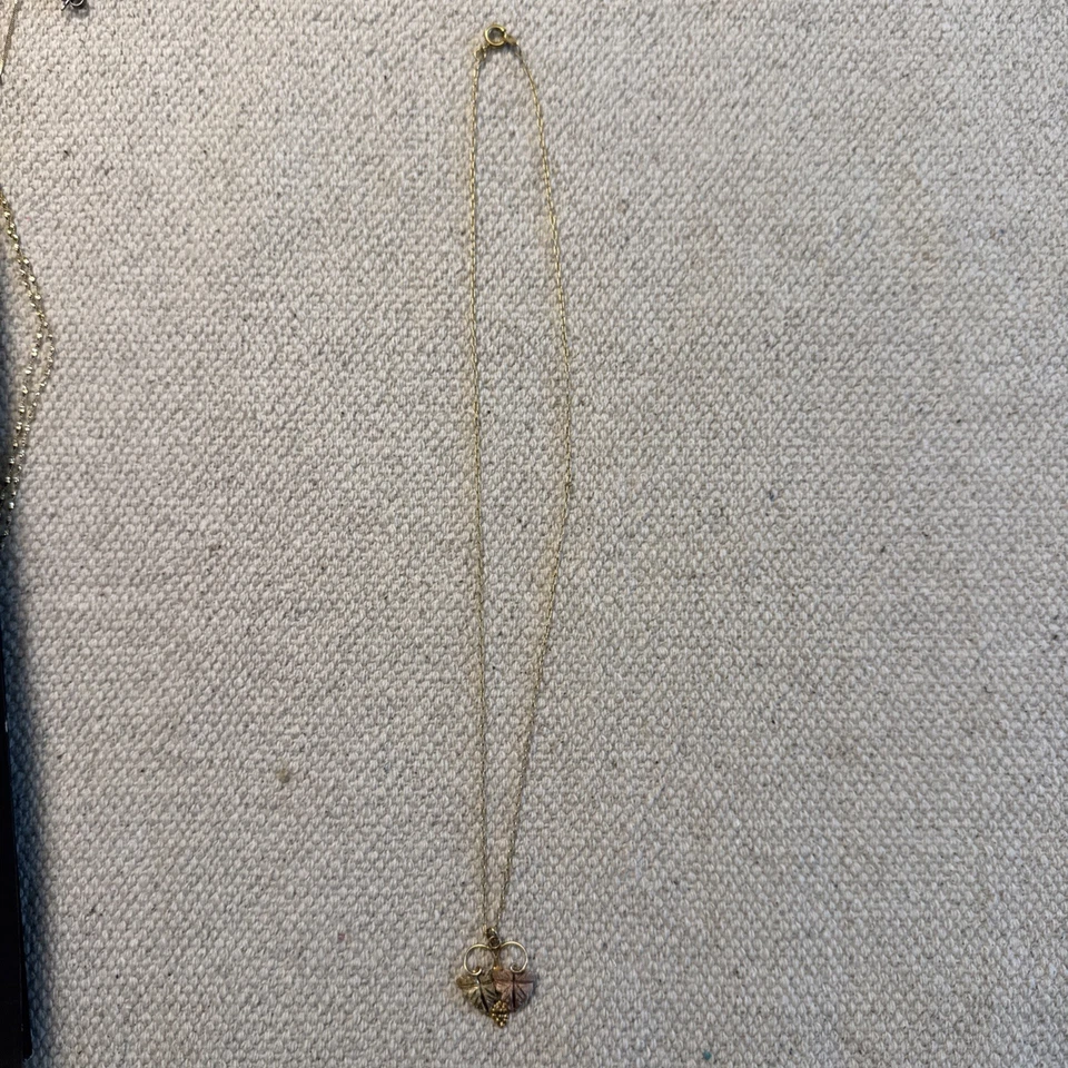 COLAR PINGENTE FOLHAS DE UVA OURO MULTITONS Black Hills - Imagem 2 de 3