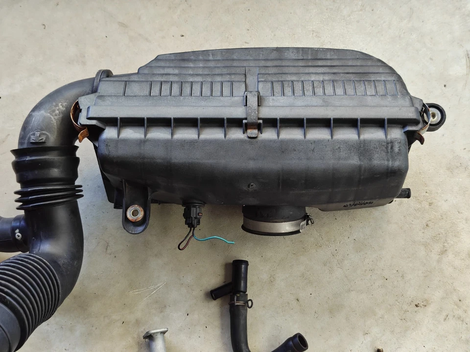 Воздухозаборник со склада Subaru Impreza 1999-2003 годов выпуска в комплекте - Изображение 2 из 4