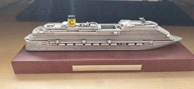 Costa Diadema Schiffsmodell auf Holzsockel mit Schiffsdaten auf Boden