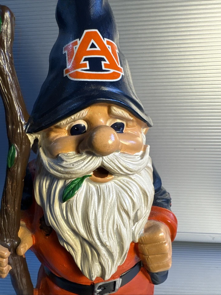 Gnomo de los Tigres de Castaño Rojizo - NCAA Foto 2 de 4