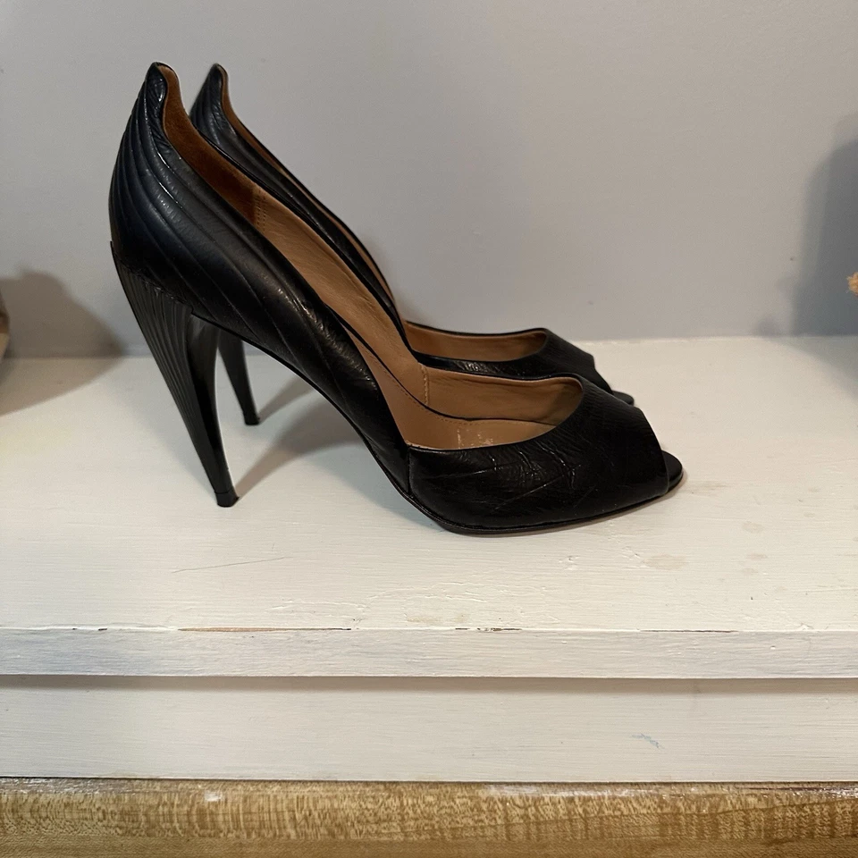 Salto agulha Elie Tahari feminino couro envernizado preto biqueira aberta 4" ultra alto - Imagem 2 de 4