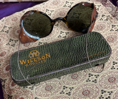 Frühe 1900 er Jahre, Willson Brille. In Original Dose. Fahren, Reiten, Fliegen. USA.